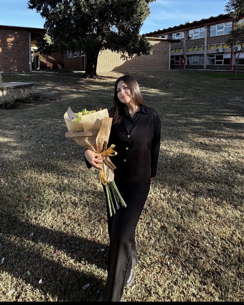 Lucia Vazquez de cuerpo entero en el campus de la universidad